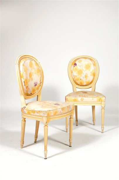 Paire de chaises médaillon en bois mouluré...