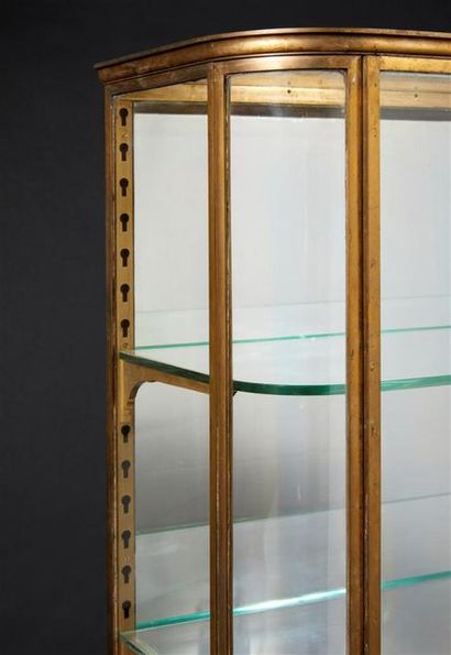Vitrine en laiton ouvrant par une porte,...