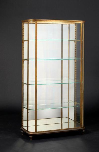 Vitrine en laiton ouvrant par une porte,...