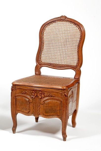 Chaise d'aisance en bois naturel mouluré...