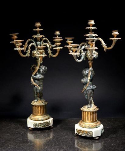 Paire de grands candélabres en bronze patiné...