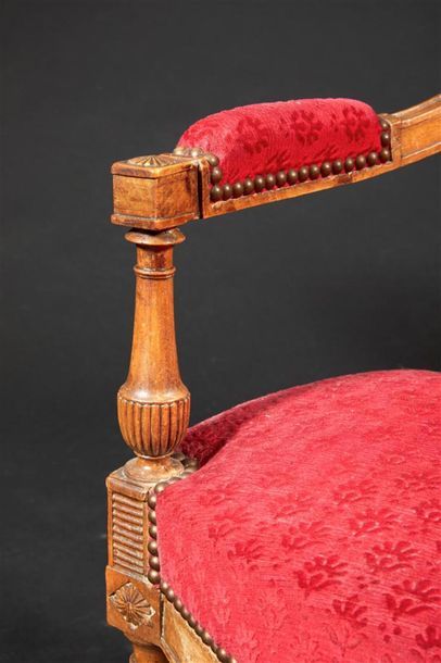 Paire de fauteuils en bois naturel mouluré...