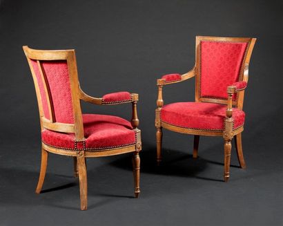 Paire de fauteuils en bois naturel mouluré...