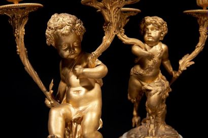 Paire de candélabres en bronze doré, le socle...