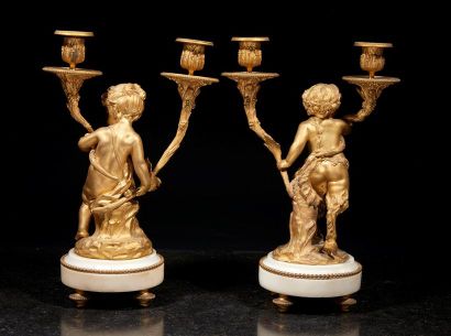 Paire de candélabres en bronze doré, le socle...