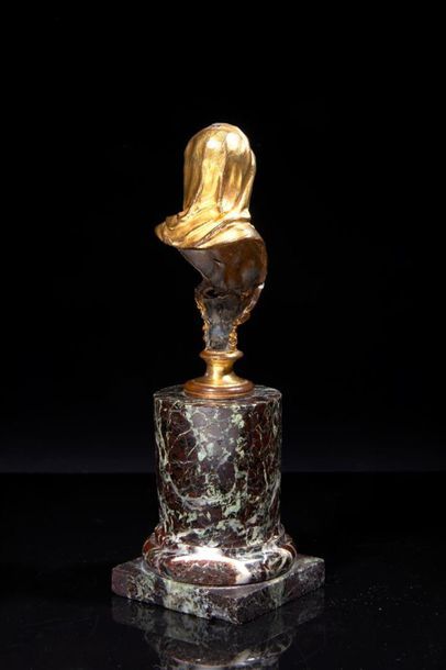 Petit buste de vestale en bronze doré, reposant...