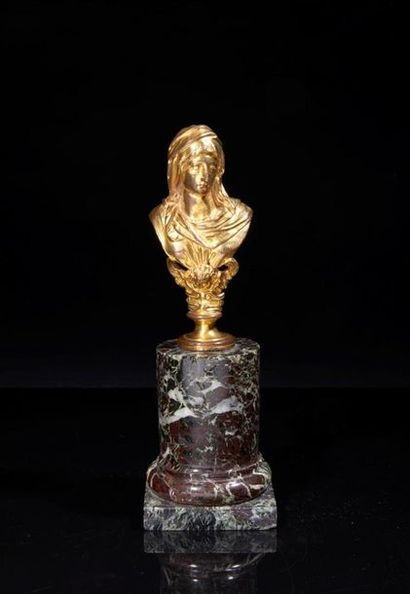 Petit buste de vestale en bronze doré, reposant...