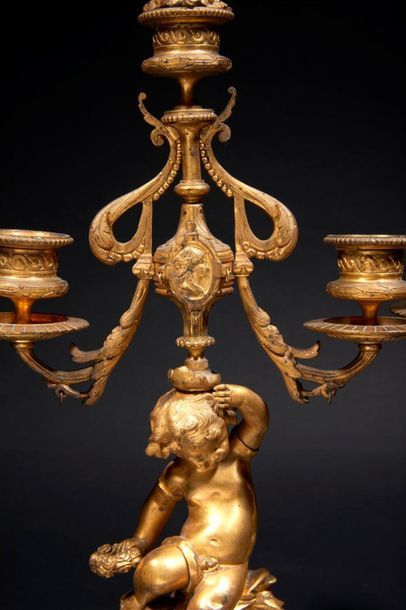 Garniture de cheminée en albâtre et bronze...
