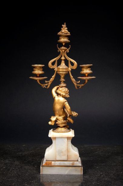 Garniture de cheminée en albâtre et bronze...