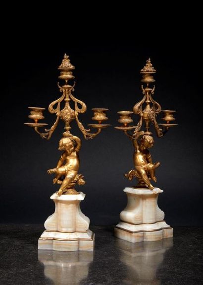 Garniture de cheminée en albâtre et bronze...