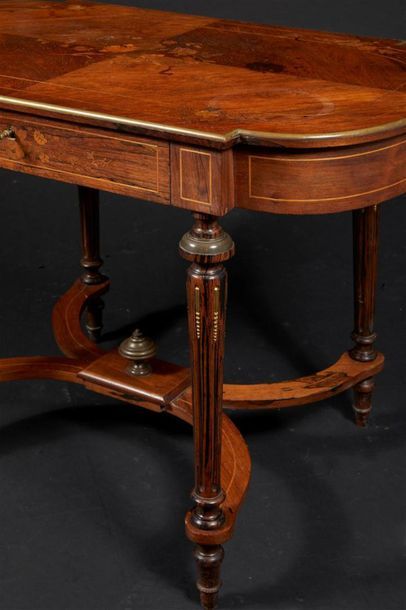 Table de salon rectangulaire, les bouts arrondis...