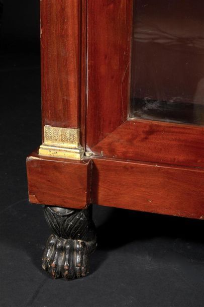 Petite vitrine en acajou et placage d'acajou...