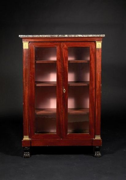 Petite vitrine en acajou et placage d'acajou...