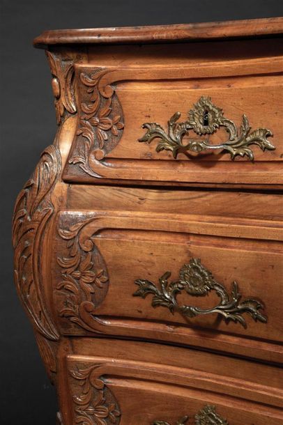 Importante commode tombeau en noyer mouluré...