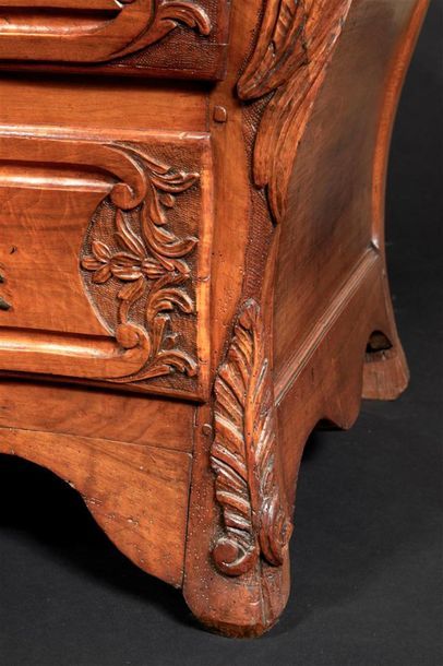 Importante commode tombeau en noyer mouluré...