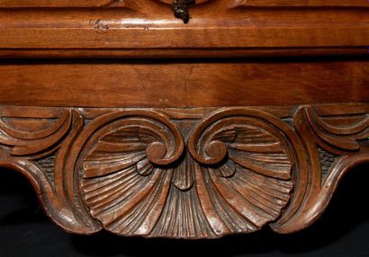 Importante commode tombeau en noyer mouluré...
