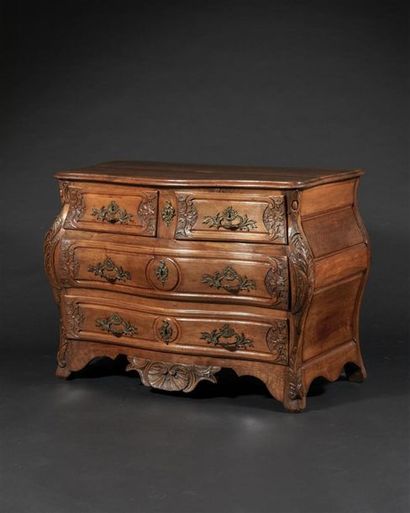 Importante commode tombeau en noyer mouluré...