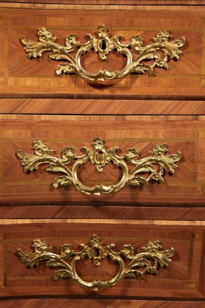 Commode tombeau en placage de bois de rose...