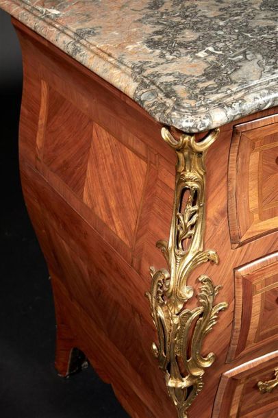 Commode tombeau en placage de bois de rose...