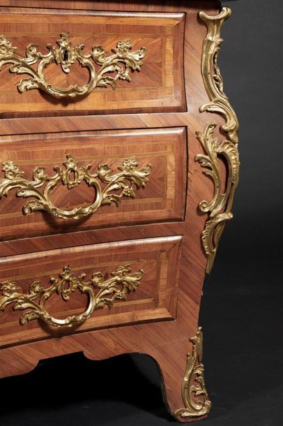Commode tombeau en placage de bois de rose...