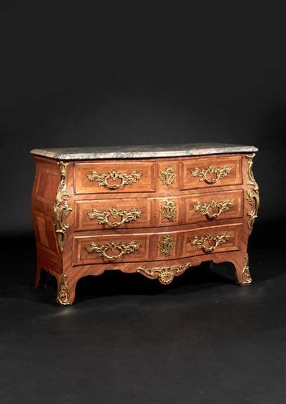 Commode tombeau en placage de bois de rose...