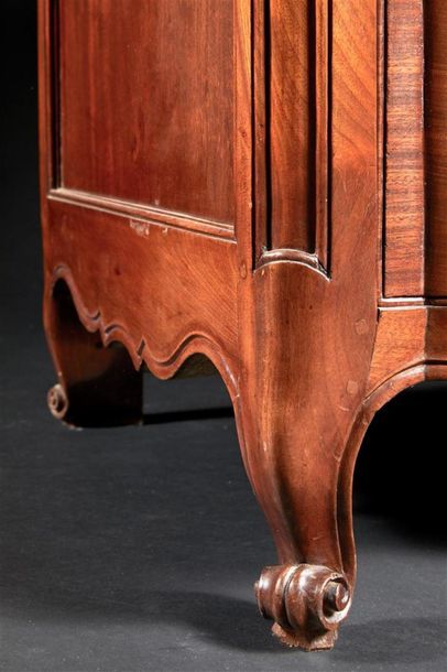 Commode arbalète en acajou massif à trois...