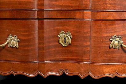 Commode arbalète en acajou massif à trois...