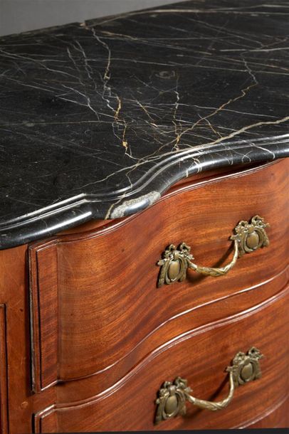 Commode arbalète en acajou massif à trois...