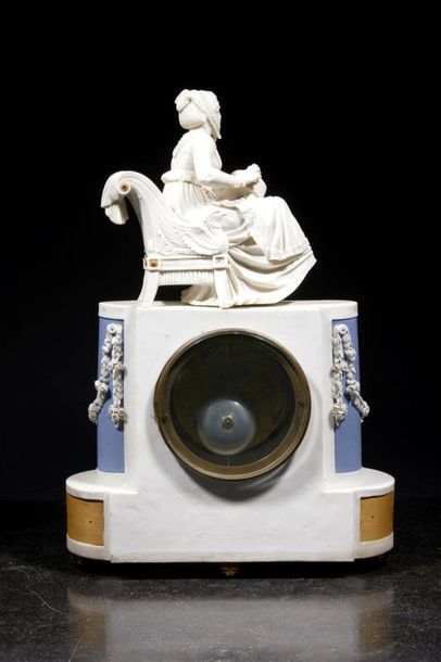 Grande pendule en biscuit blanc et bleu,...