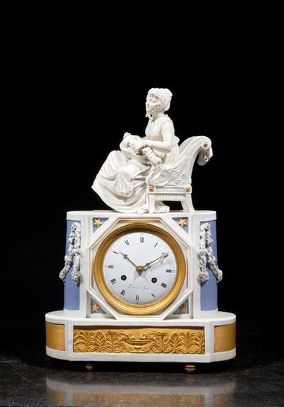 Grande pendule en biscuit blanc et bleu,...