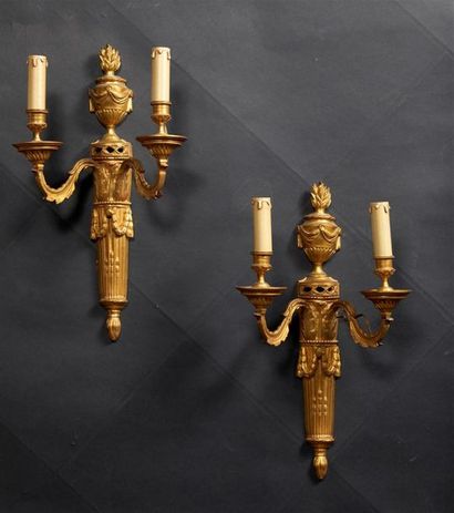 Paire de grandes appliques à deux lumières...