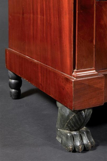 Commode en acajou et placage d'acajou flammé...