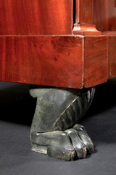 Commode en acajou et placage d'acajou flammé...
