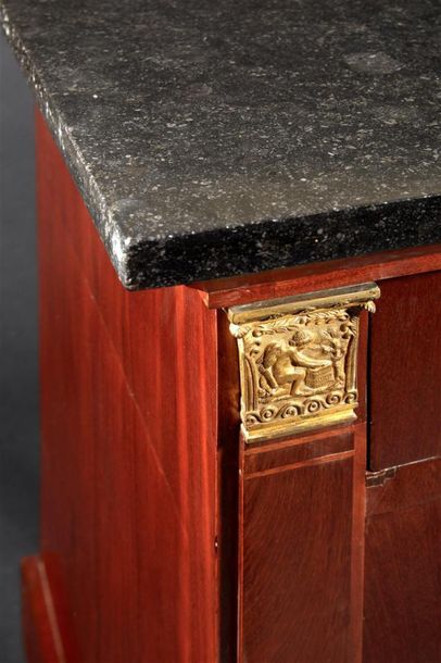 Commode en acajou et placage d'acajou flammé...