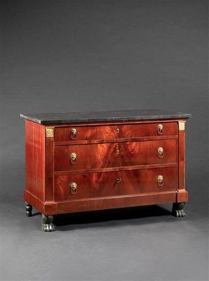 Commode en acajou et placage d'acajou flammé...