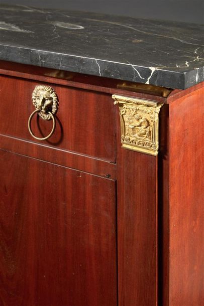 Secrétaire droit en acajou et placage d'acajou...