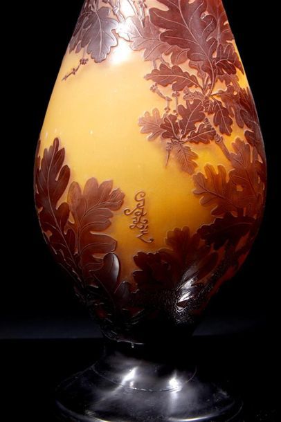 GALLE. Important vase balustre en verre multicouches...
