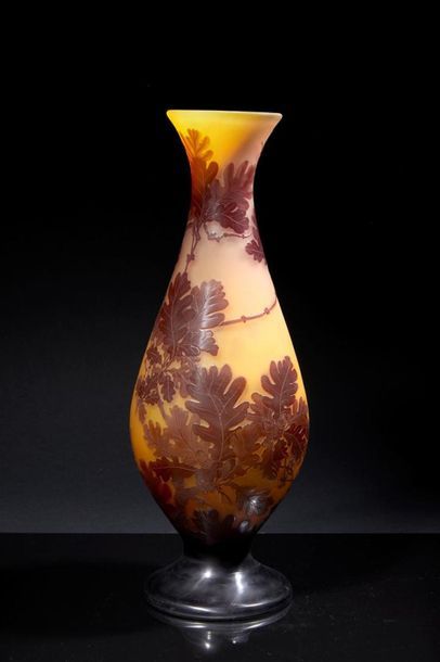 GALLE. Important vase balustre en verre multicouches...