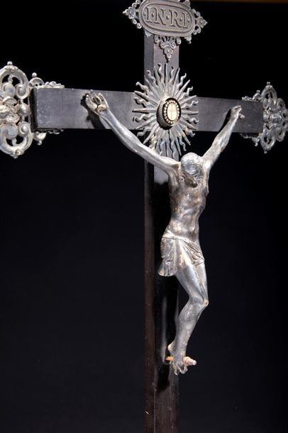 Grand crucifix reliquaire en placage d'ébène...