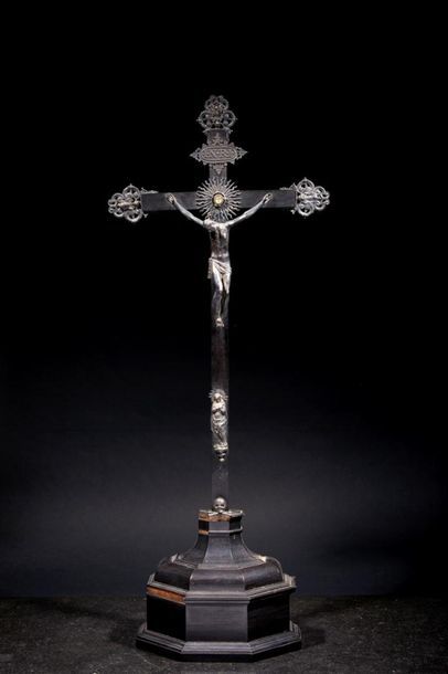 Grand crucifix reliquaire en placage d'ébène...