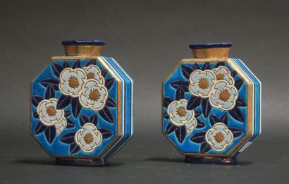 LONGWY. Paire de vases plats octogonaux en...