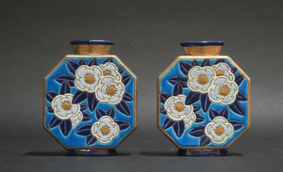 LONGWY. Paire de vases plats octogonaux en...
