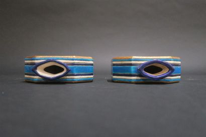 LONGWY. Paire de vases plats octogonaux en...