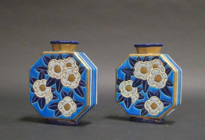 LONGWY. Paire de vases plats octogonaux en...