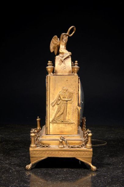 Petite pendule en bronze doré, le corps reposant...