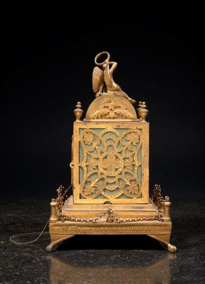 Petite pendule en bronze doré, le corps reposant...