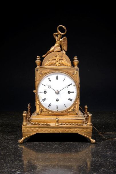 Petite pendule en bronze doré, le corps reposant...