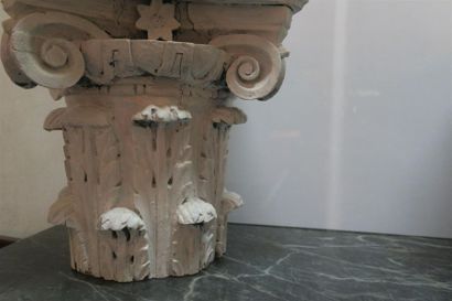 Paire de chapiteaux corinthiens formant socles...