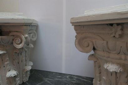 Paire de chapiteaux corinthiens formant socles...