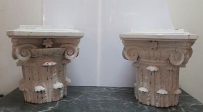 Paire de chapiteaux corinthiens formant socles...
